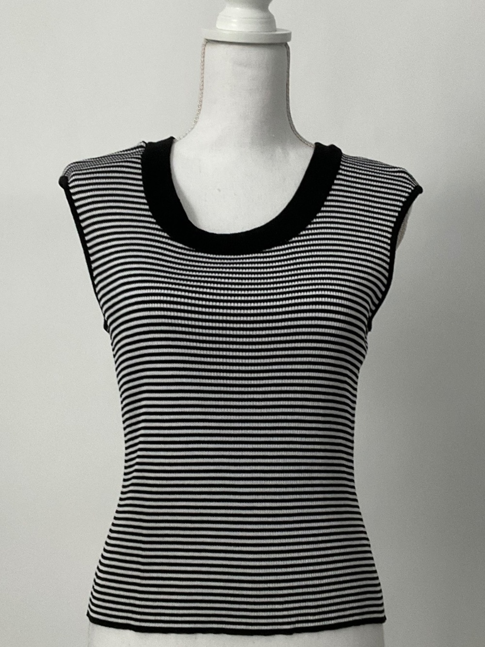 ST. JOHN Black White Striped Scoop Neck Knit Tank Shell Top Luxury Basic Size M
